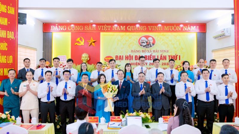Đồng chí Điệp Văn Chiến, Uỷ viên BTV, Trưởng Ban Nội chính Tỉnh uỷ tặng hoa chúc mừng BCH Đảng bộ xã Hải Ninh, nhiệm kỳ 2025-2030 gồm 27 đồng chí. Đồng chí Nguyễn Thị Ninh được chỉ định làm Bí thư Đảng uỷ (8-2025). Ảnh: Hữu Việt
