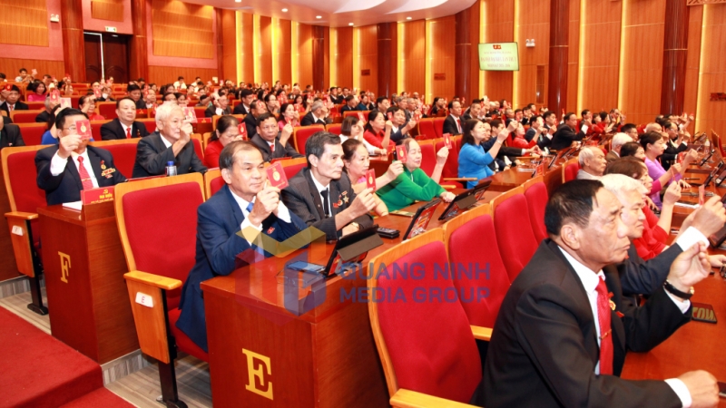 Các đại biểu biểu quyết thông qua Nghị quyết đại hội (8-2025). Ảnh: Đỗ Giang