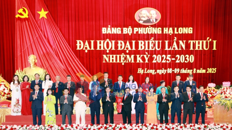 Đồng chí Vũ Quyết Tiến, Phó Bí thư Tỉnh uỷ tặng hoa chúc mừng Ban Chấp hành Đảng bộ phường Hạ Long, nhiệm kỳ 2025-2030 (8-2025). Ảnh: Đỗ Giang