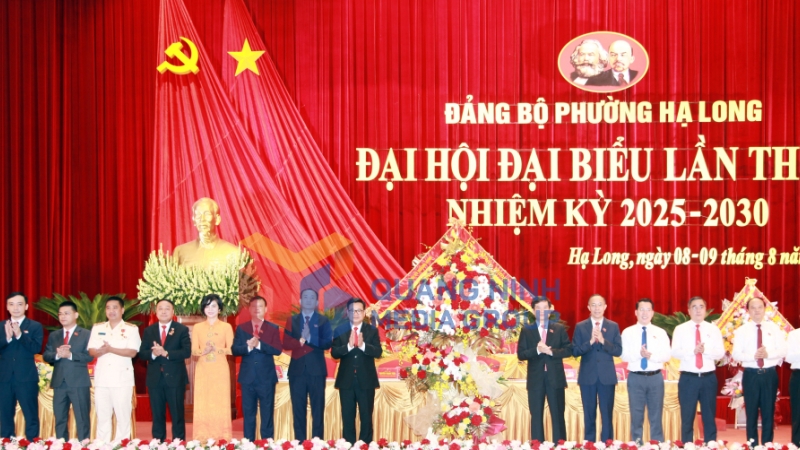 Đồng chí Vũ Quyết Tiến, Phó Bí thư Tỉnh uỷ tặng hoa chúc mừng đại hội (8-2025). Ảnh: Đỗ Giang