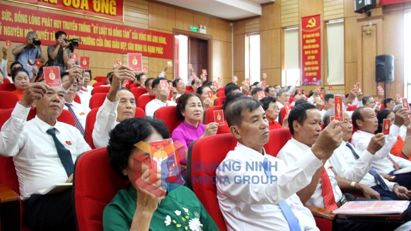 Các đại biểu biểu quyết thông qua nghị quyết đại hội (8-2025). Ảnh: Mạnh Trường