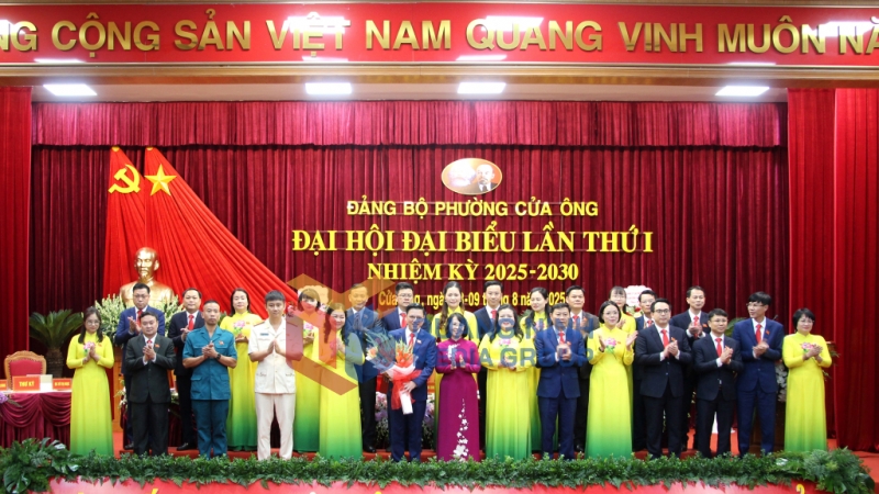 Đồng chí Trịnh Thị Minh Thanh, Phó Bí thư Thường trực Tỉnh ủy, Chủ tịch HĐND tỉnh, tặng hoa chúc mừng Ban Chấp hành Đảng bộ phường Cửa Ông lần thứ I, nhiệm kỳ 2025-2030 (8-2025). Ảnh: Mạnh Trường