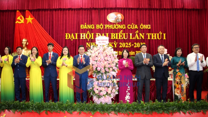 Đồng chí Trịnh Thị Minh Thanh, Phó Bí thư Thường trực Tỉnh ủy, Chủ tịch HĐND tỉnh cùng lãnh đạo một số Ban Xây dựng Đảng của Tỉnh ủy, tặng hoa chúc mừng đại hội (8-2025). Ảnh: Mạnh Trường