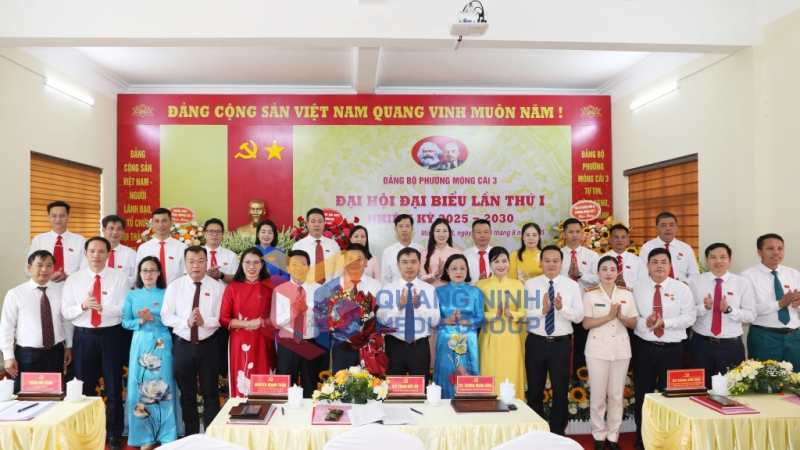 Ban Chấp hành Đảng bộ phường Móng Cái 3, nhiệm kỳ 2025-2030 ra mắt tại đại hội (8-2025). Ảnh: Đỗ Phương