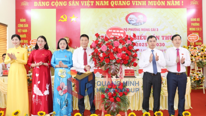 Đồng chí Phạm Đức Ấn, Phó Bí thư Tỉnh ủy, Chủ tịch UBND tỉnh tặng hoa chúc mừng đại hội (8-2025). Ảnh: Đỗ Phương