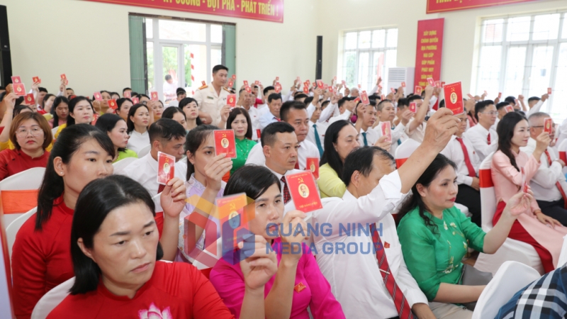 Đại biểu biểu quyết, thông qua các nghị quyết (8-2025). Ảnh: Đỗ Phương