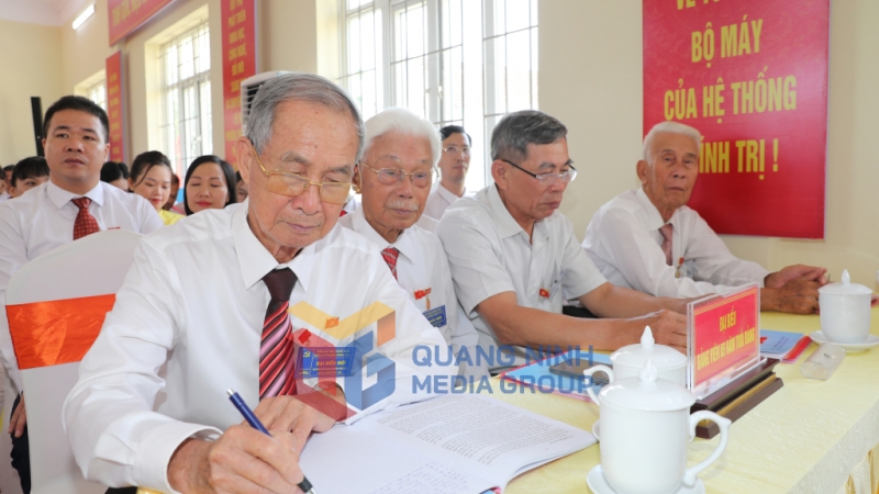 Đại biểu nghiên cứu tài liệu tại đại hội (8-2025). Ảnh: Đỗ Phương