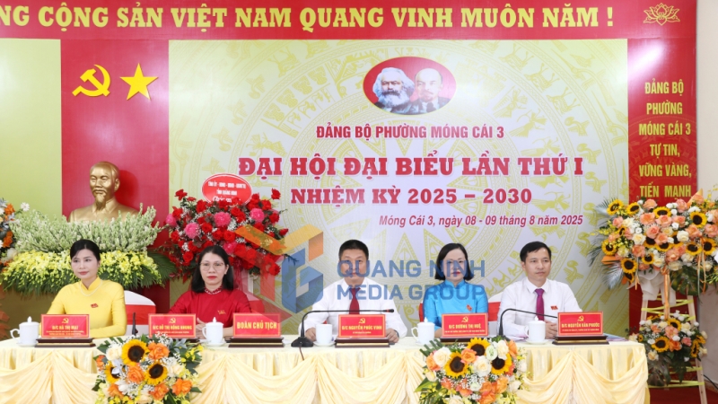 Đoàn chủ tịch điều hành đại hội (8-2025). Ảnh: Đỗ Phương