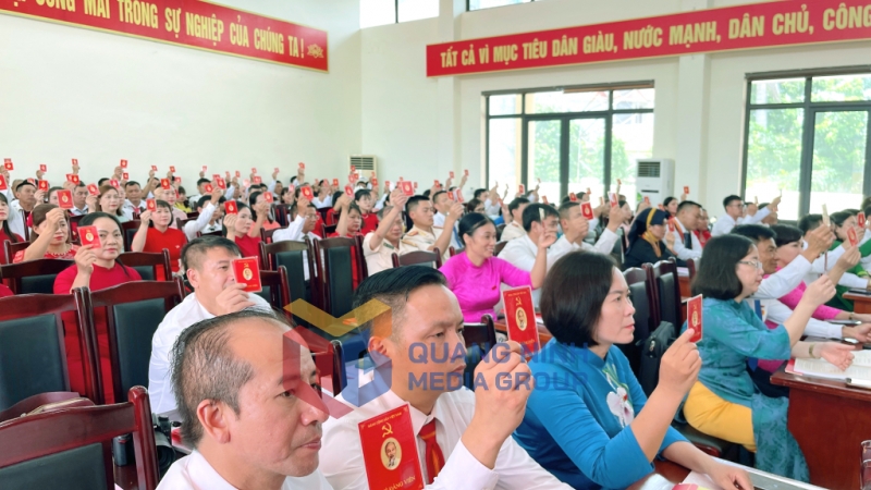 Các đại biểu biểu quyết thông qua Nghị quyết tại đại hội.
