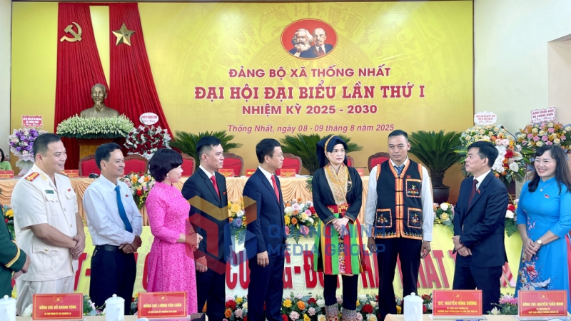 Các đại biểu trò chuyện bên lề đại hội (8-2025). Ảnh: Hoàng Nga