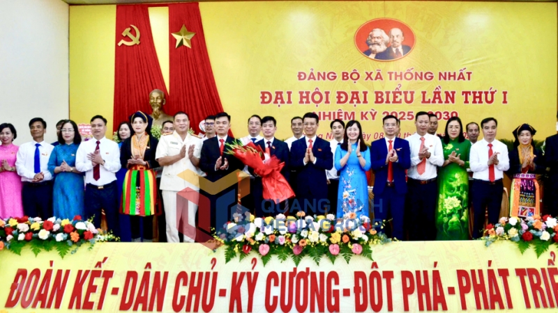 Các đồng chí lãnh đạo tỉnh chúc mừng Ban Chấp hành Đảng bộ xã Thống Nhất, nhiệm kỳ 2025-2030.
