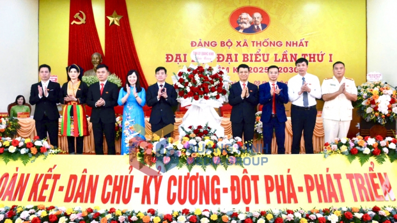 Đồng chí Nguyễn Hồng Dương, Ủy viên Ban Thường vụ, Trưởng Ban Tuyên giáo và Dân vận Tỉnh ủy tặng hoa chúc mừng đại hội.
