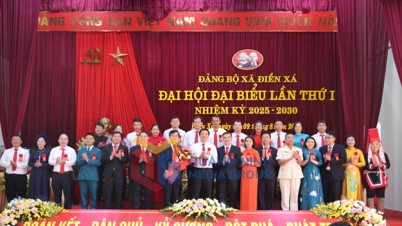 Đồng chí Nguyễn Văn Hồi, Chủ tịch Uỷ ban MTTQ Việt Nam tỉnh Quảng Ninh tặng hoa chúc mừng Ban Chấp hành Đảng bộ xã Điền Xá, nhiệm kỳ 2025-2030 (8-2025). Ảnh: Minh Đức