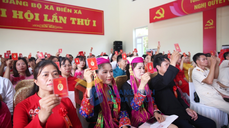 Đại biểu biểu quyết thông qua Nghị quyết tại đại hội (8-2025). Ảnh: Minh Đức