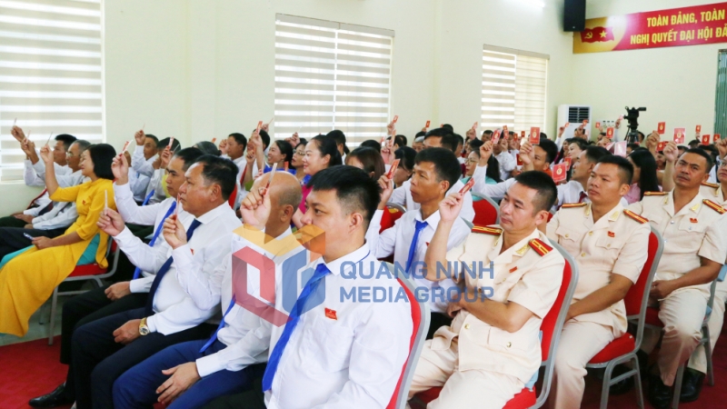 Các đại biểu biểu quyết thông qua nghị quyết tại đại hội (8-2025). Ảnh: Nguyễn Thanh