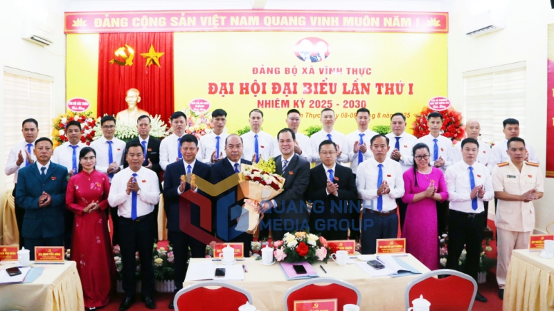 Đồng chí Điệp Văn Chiến, Trưởng Ban Nội chính Tỉnh ủy tặng hoa chúc mừng Ban Chấp hành Đảng bộ xã Vĩnh Thực, nhiệm kỳ 2025-2030 (8-2025). Ảnh: Nguyễn Thanh