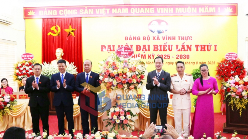 Đồng chí Điệp Văn Chiến, Trưởng Ban Nội chính Tỉnh ủy tặng hoa chúc mừng đại hội (8-2025). Ảnh: Nguyễn Thanh