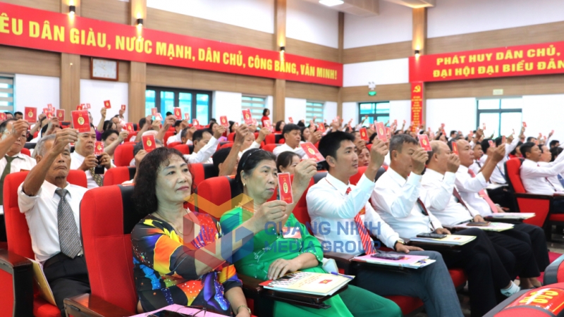 Các đại biểu biểu quyết thông qua Nghị quyết đại hội (8-2025). Ảnh: Hoàng Quỳnh
