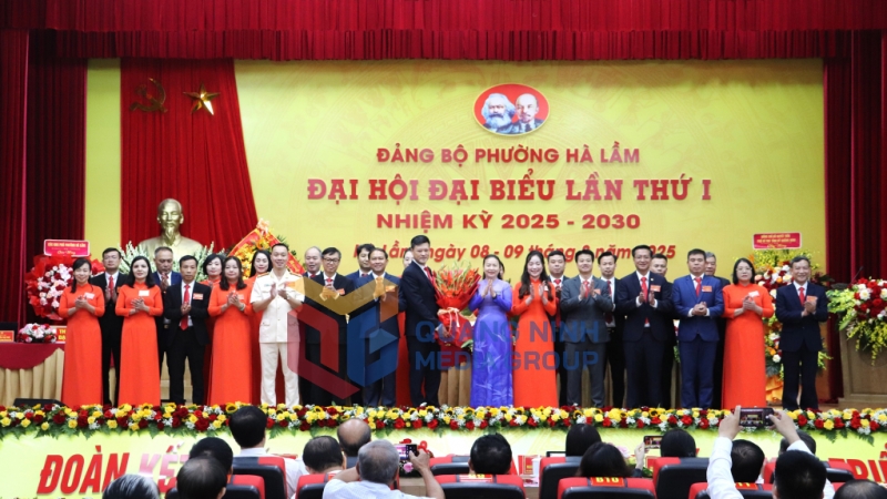 Đồng chí Vi Ngọc Bích, Ủy viên BTV Tỉnh ủy, Phó Chủ tịch Thường trực HĐND tỉnh tặng hoa chúc mừng Ban Chấp hành Đảng bộ phường Hà Lầm, nhiệm kỳ 2025-2030 (8-2025). Ảnh: Hoàng Quỳnh