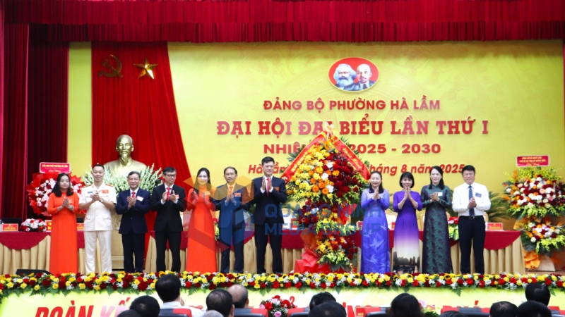 Đồng chí Vi Ngọc Bích, Ủy viên Ban Thường vụ Tỉnh uỷ, Phó Chủ tịch Thường trực HĐND tỉnh, tặng hoa chúc mừng đại hội (8-2025). Ảnh: Hoàng Quỳnh