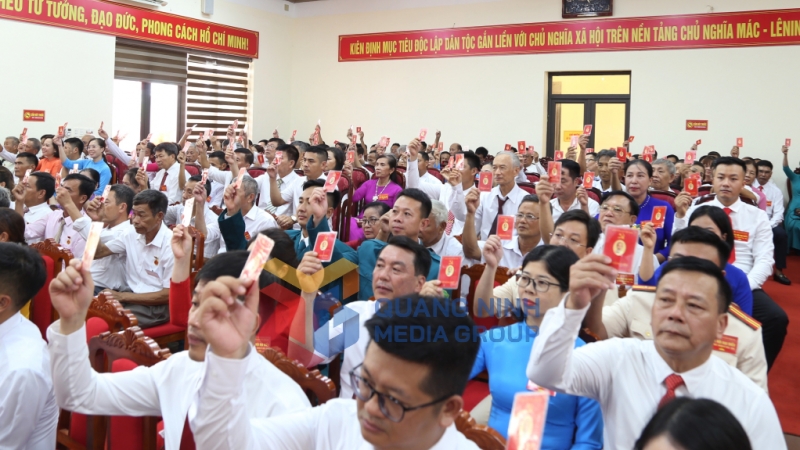Các đại biểu biểu quyết thông qua Nghị quyết đại hội (8-2025). Ảnh: Phạm Tăng