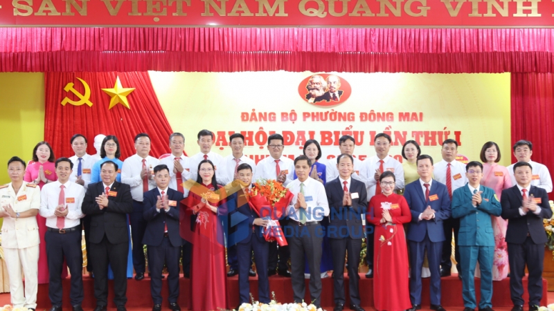 Đồng chí Vũ Văn Diện, Ủy viên Ban Thường vụ Tỉnh ủy, Phó Chủ tịch Thường trực UBND tỉnh, tặng hoa Ban Chấp hành Đảng bộ phường Đông Mai, nhiệm kỳ 2025-2030 (8-2025). Ảnh: Phạm Tăng