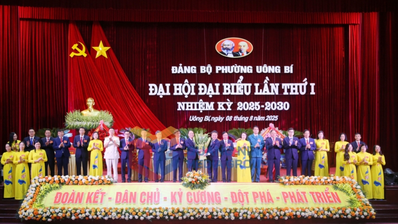 Đồng chí Nguyễn Đức Thành, Chủ nhiệm Ủy ban Kiểm tra Tỉnh ủy tặng hoa chúc mừng Ban Chấp hành Đảng bộ phường Uông Bí, nhiệm kỳ 2025-2030 (8-2025). Ảnh: Nguyễn Thanh