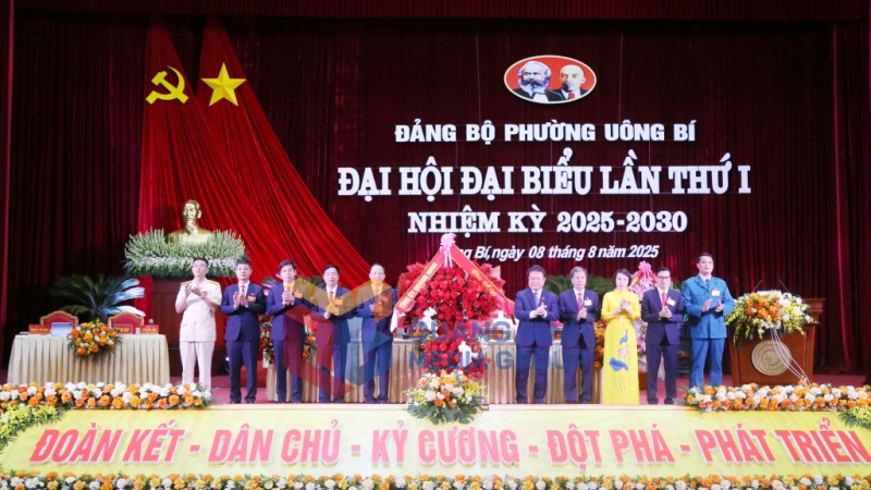 Đồng chí Nguyễn Đức Thành, Chủ nhiệm Ủy ban Kiểm tra Tỉnh ủy tặng hoa chúc mừng đại hội (8-2025). Ảnh: Nguyễn Thanh