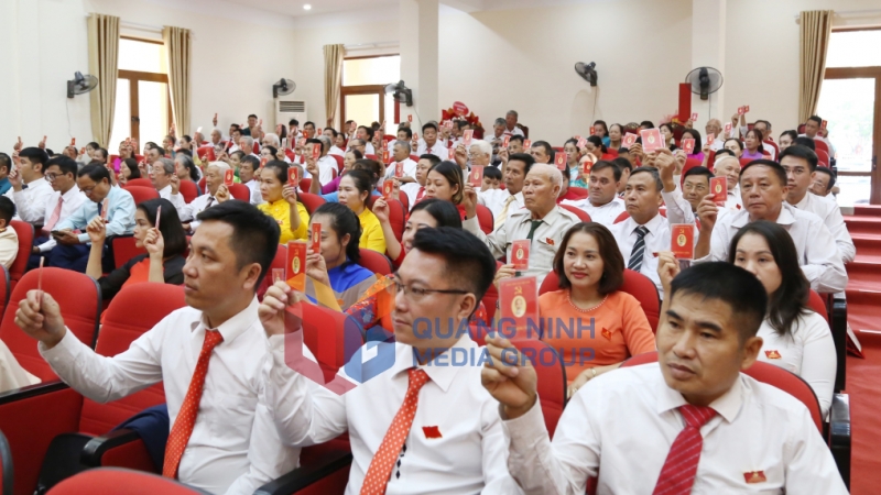 Các đại biểu biểu quyết thông qua Nghị quyết đại hội (8-2025). Ảnh: Phạm Tăng
