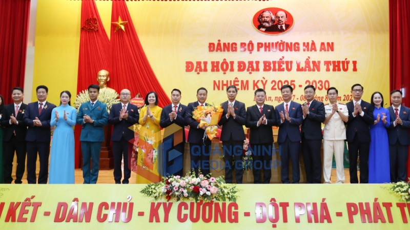Đồng chí Vũ Văn Diện, Ủy viên Ban Thường vụ Tỉnh ủy, Phó Chủ tịch Thường trực UBND tỉnh tặng hoa Ban Chấp hành Đảng bộ phường Hà An, nhiệm kỳ 2025-2030 (8-2025). Ảnh: Phạm Tăng