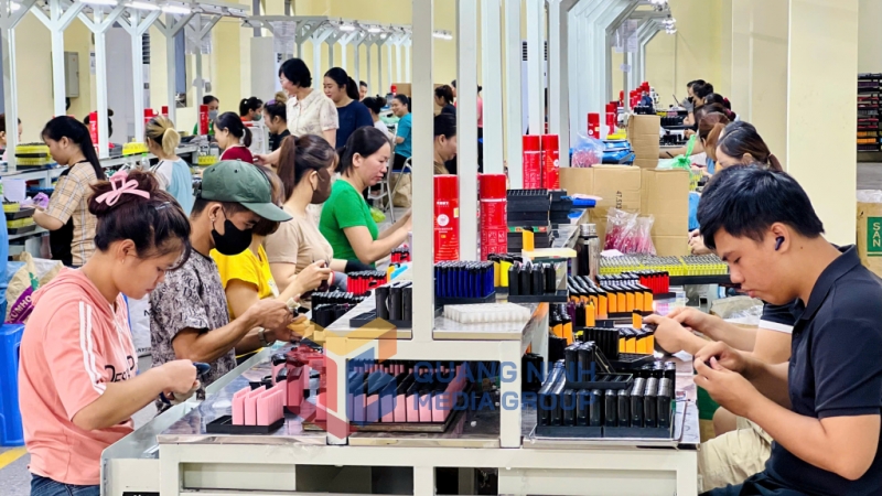 Sản xuất bật lửa của Công ty TNHH Điện tử Vạn Lực Việt Nam (8-2025). Ảnh: Hằng Ngần