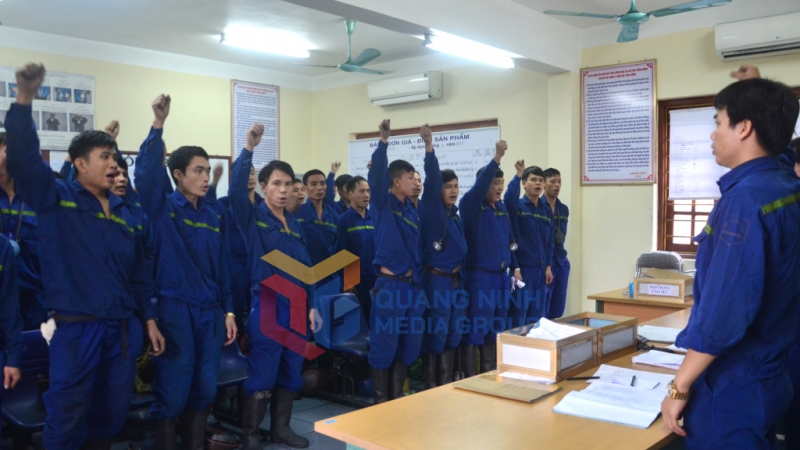 Thợ lò Công ty CP Than Vàng Danh hô “Quyết tâm” đảm bảo an toàn trước khi vào ca. Ảnh: Phạm Học