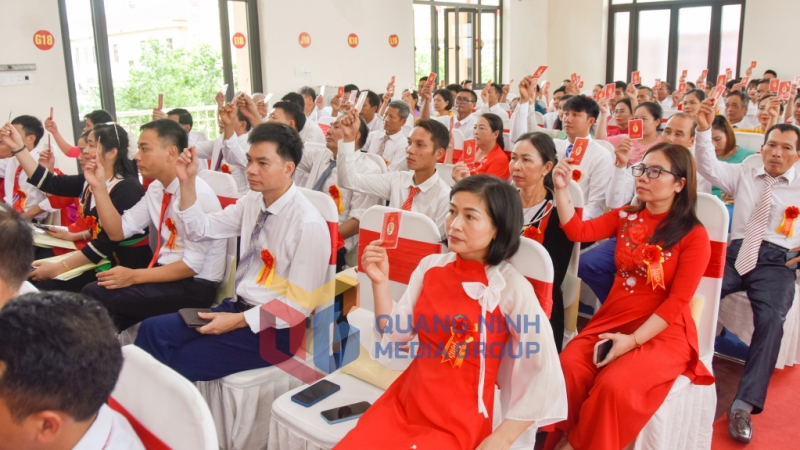Các đại biểu biểu quyết thông qua Nghị quyết Đại hội (8-2025). Ảnh: Hoàng Giang