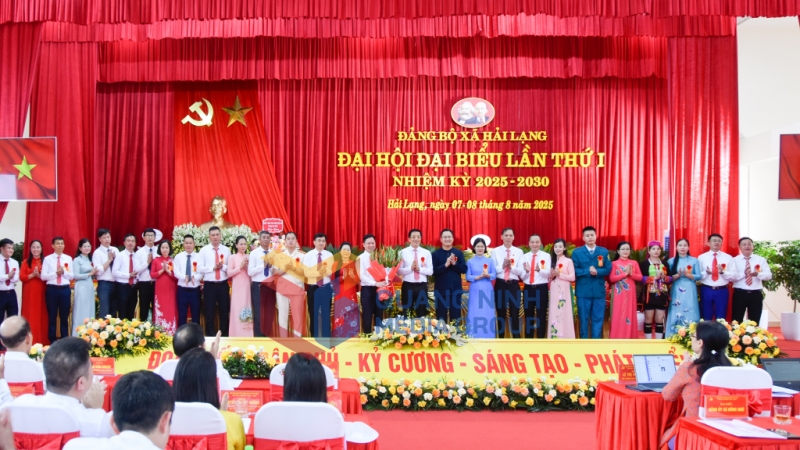Đồng chí Nguyễn Văn Hồi, Ủy viên Ban Thường vụ Tỉnh ủy, Chủ tịch Ủy ban MTTQ tỉnh, tặng hoa chúc mừng BCH xã Hải Lạng, nhiệm kỳ 2025-2030 (8-2025). Ảnh: Hoàng Giang