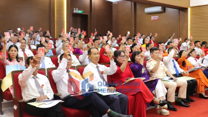 Đại biểu biểu quyết thông qua Nghị quyết đại hội (8-2025). Ảnh: Cao Quỳnh