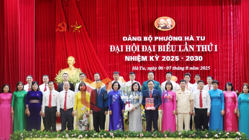 Đồng chí Bùi Thuý Phượng, Ủy viên Ban Thường vụ Tỉnh ủy, Trưởng Ban Tổ chức Tỉnh ủy chúc mừng Ban Chấp hành Đảng bộ phường Hà Tu, nhiệm kỳ 2025-2030 (8-2025). Ảnh: Cao Quỳnh