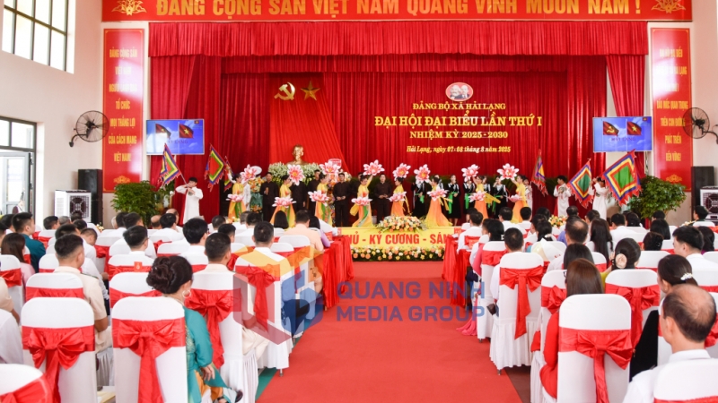 Các tiết mục văn nghệ công phu chào mừng Đại hội (8-2025). Ảnh: Hoàng Giang