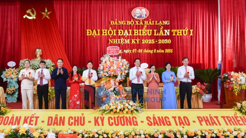 Đồng chí Nguyễn Văn Hồi, Ủy viên Ban Thường vụ Tỉnh ủy, Chủ tịch Ủy ban MTTQ tỉnh, tặng hoa chúc mừng Đại hội (8-2025). Ảnh: Hoàng Giang