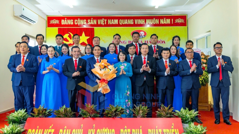Đồng chí Trịnh Thị Minh Thanh, Phó Bí thư Thường trực Tỉnh ủy, Chủ tịch HĐND tỉnh, tặng hoa Ban Chấp hành Đảng bộ xã Hải Hòa nhiệm kỳ 2025-2030 (8-2025). Ảnh: Đỗ Giang