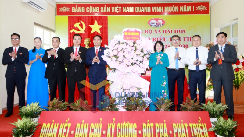 Đồng chí Trịnh Thị Minh Thanh, Phó Bí thư Thường trực Tỉnh ủy, Chủ tịch HĐND tỉnh, cùng lãnh đạo một số ban Xây dựng Đảng của Tỉnh ủy, tặng hoa chúc mừng đại hội (8-2025). Ảnh: Đỗ Giang