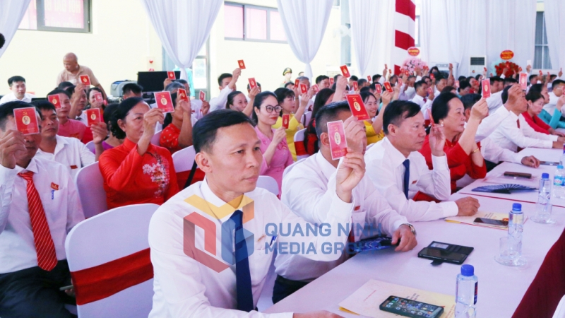 Các đại biểu biểu quyết thông qua Nghị quyết Đại hội Đảng bộ phường Hiệp Hòa lần thứ I, nhiệm kỳ 2025-2030 (8-2025). Ảnh: Nguyễn Thanh
