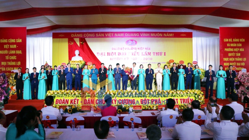 Đồng chí Vũ Văn Diện, Phó Chủ tịch Thường trực UBND tỉnh, tặng hoa chúc mừng Ban Chấp hành Đảng bộ phường Hiệp Hòa, nhiệm kỳ 2025-2030 (8-2025). Ảnh: Nguyễn Thanh