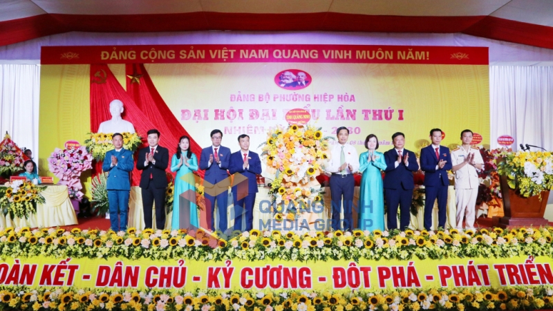 Đồng chí Vũ Văn Diện, Phó Chủ tịch Thường trực UBND tỉnh, tặng hoa chúc mừng đại hội (8-2025). Ảnh: Nguyễn Thanh