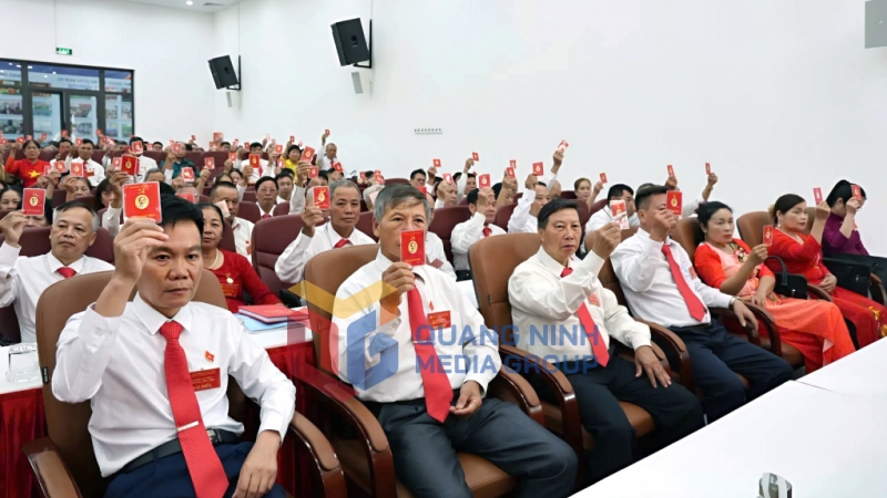 Các đại biểu biểu quyết thông qua Nghị quyết đại hội (8-2025). Ảnh: Trúc Linh