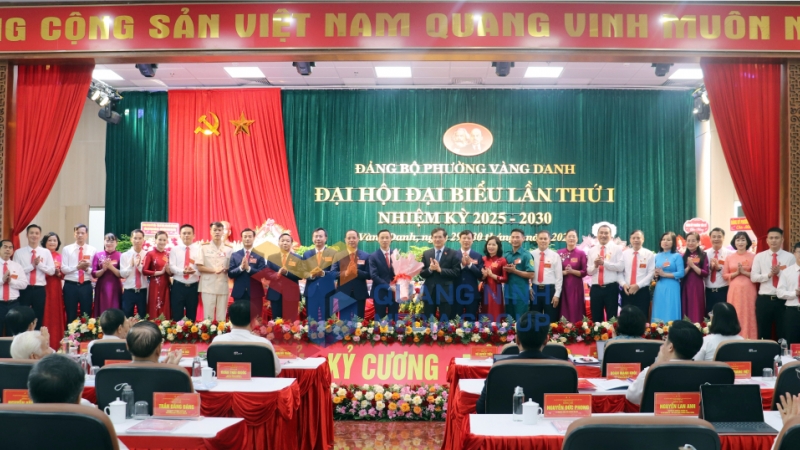 Đồng chí Vũ Quyết Tiến, Phó Bí thư Tỉnh ủy, chúc mừng Ban Chấp hành Đảng bộ phường Vàng Danh lần thứ I, nhiệm kỳ 2025-2030 (8-2025). Ảnh: Trúc Linh