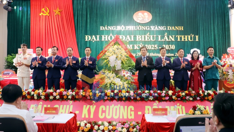 Đồng chí Vũ Quyết Tiến, Phó Bí thư Tỉnh uỷ tặng hoa chúc mừng đại hội (8-2025). Ảnh: Trúc Linh