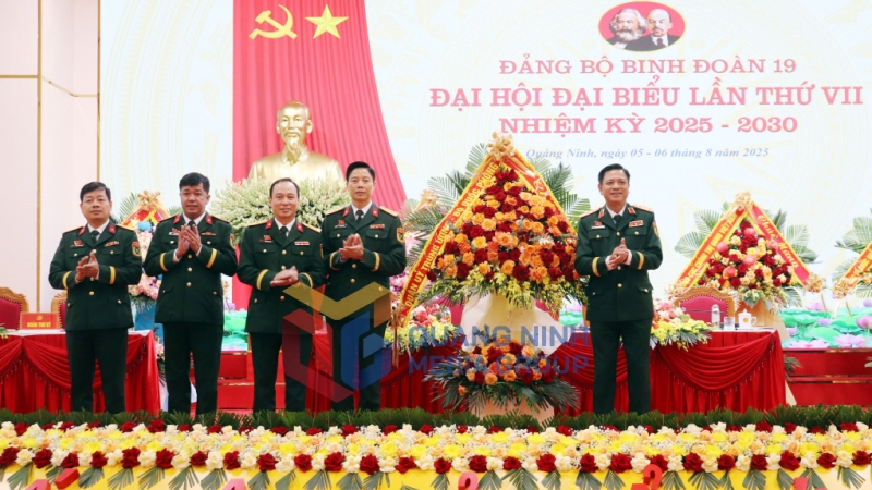 Thượng tướng Nguyễn Trường Thắng, Ủy viên Trung ương Đảng, Ủy viên Quân ủy Trung ương, Thứ trưởng Bộ Quốc phòng, tặng hoa chúc mừng đại hội (8-2025). Ảnh: Trúc Linh