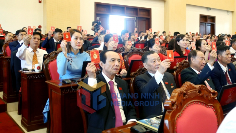 Các đại biểu biểu quyết thông qua Nghị quyết đại hội (7-2025). Ảnh: Thu Chung