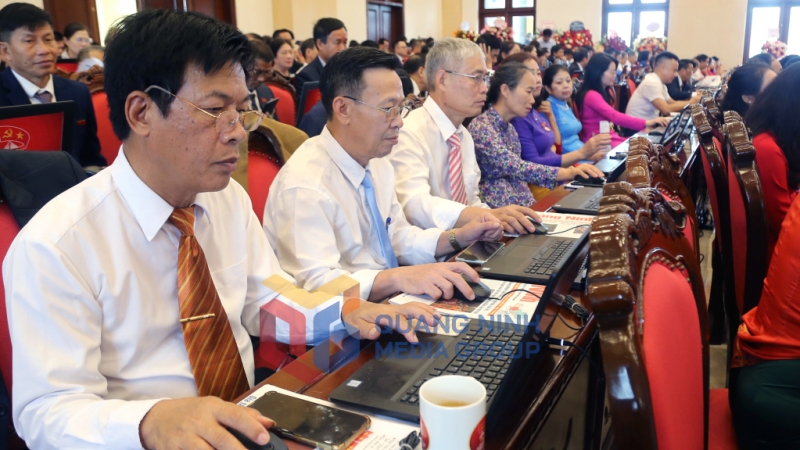 Các đại biểu nghiên cứu tài liệu tại Đại hội (7-2025). Ảnh: Thu Chung