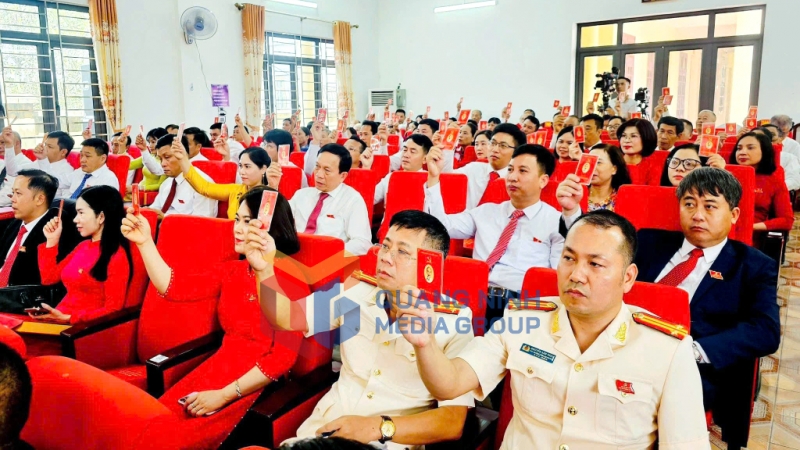 Các đại biểu biểu quyết thông qua Nghị quyết đại hội (8-2025). Ảnh: Trúc Linh